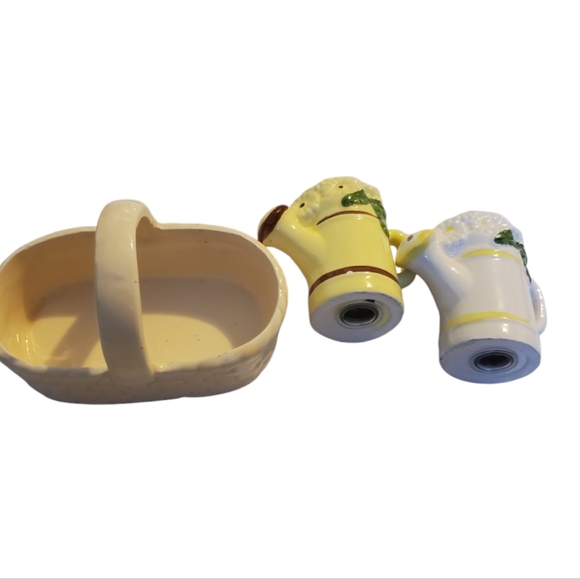 Vintage basket with watering can salt and pepper shakers - Picture 3 of 3